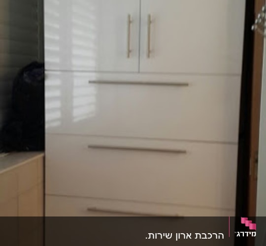 ארון מטבח לבן עם ידיות מתכת